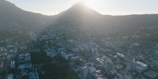 狮子头山下的山坡上，背对着城市发展的阳光。强光限制能见度。南非开普敦