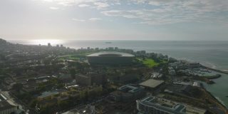 海滨足球场的未来主义圆形结构。沿海自治市的发展。南非开普敦