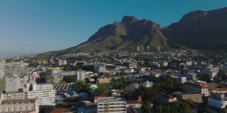 居民区和石峰在桌山国家公园。向前飞的城市街区。南非开普敦