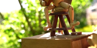 4K木制机械玩具人演奏乐器。一位大师在土耳其制造木制机械玩具。