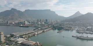 鸟瞰海港及海旁建筑物。市中心的高楼大厦和背景中著名的寓言山。南非开普敦