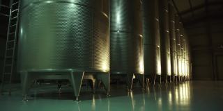 大型不锈钢蒸馏酒缸。用于葡萄酒或白兰地发酵的筒仓。在酒厂用于发酵葡萄酒的钢桶。用摄影小车和频闪灯用Arri相机拍摄。