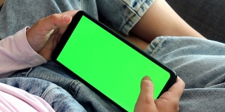 儿童智能手机看着绿屏在手机上查看色度键在线打字阅读社交网络游戏上网