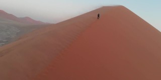 无人机航拍的索苏斯维利国家公园沙漠内巨大沙丘的视频片段。高高的沙丘，蓝色的天空和一些云彩在地平线上。45沙丘。非洲的冒险之旅。