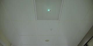医院走廊天花板上的荧光灯