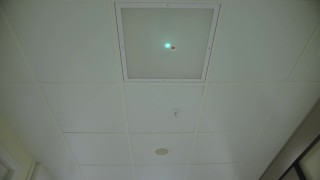 医院走廊天花板上的荧光灯视频素材模板下载