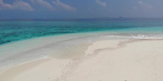 无人机在马尔代夫，印度洋，达拉万胡，碧水白沙的热带沙洲上空跟随一群白海鸥。珊瑚和鸟类的航拍影像。