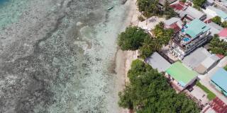 无人机鸟瞰图，马尔代夫的Rasdhoo岛，印度洋的Alif Alif环礁。从空中俯瞰清澈的海水、热带绿树和房屋。