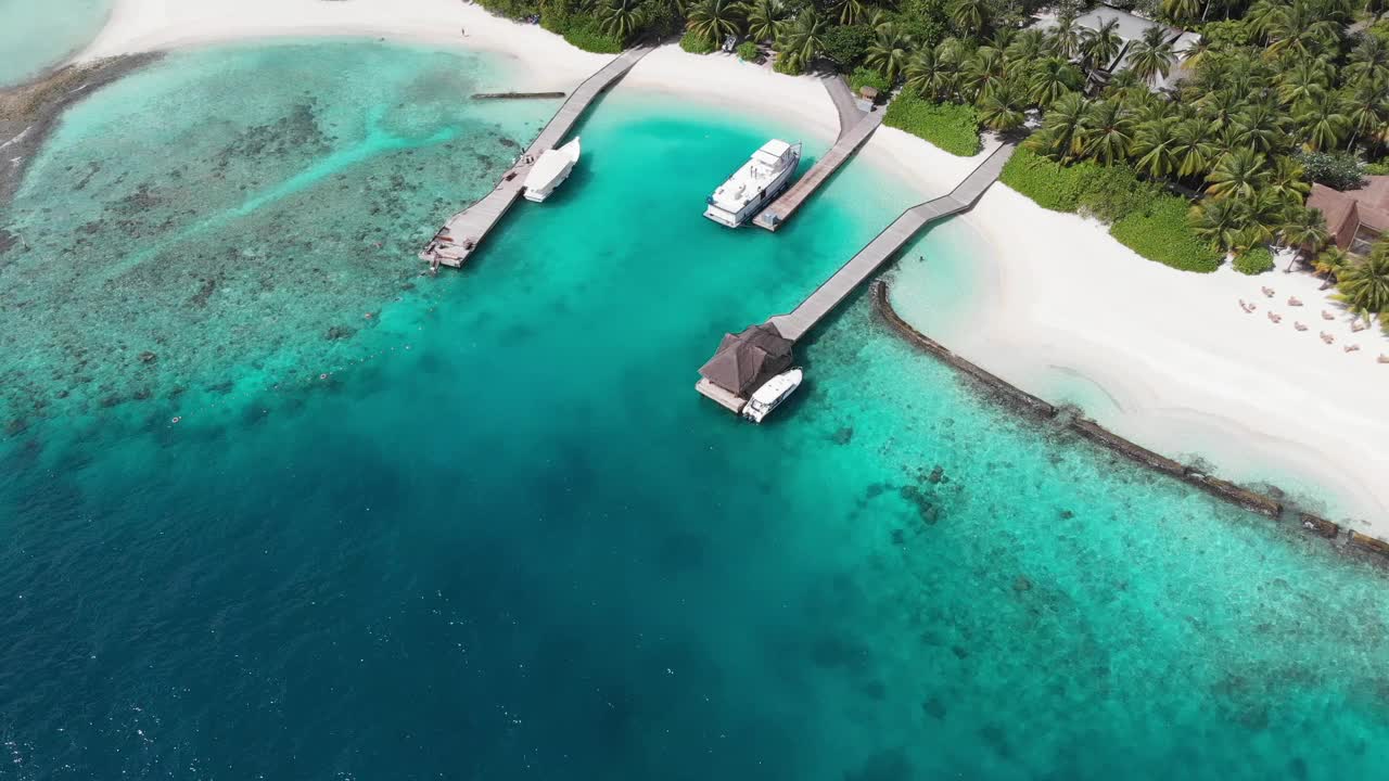 无人机航拍的豪华酒店在库拉马提岛，Rasdhoo，马尔代夫，阿利夫阿利夫环礁，印度洋。从空中俯瞰清澈的海水、热带绿树和房屋。昂贵的酒店建筑和房屋矗立在绿松石般的水中。