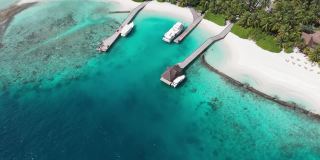 无人机航拍的豪华酒店在库拉马提岛，Rasdhoo，马尔代夫，阿利夫阿利夫环礁，印度洋。从空中俯瞰清澈的海水、热带绿树和房屋。昂贵的酒店建筑和房屋矗立在绿松石般的水中。
