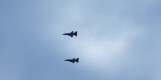 印度尼西亚首都雅加达，两架战斗机在晴朗的天空中飞行。4K分辨率专业拍摄