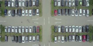 一个停车场的俯视图视频，里面有很多车辆。4K分辨率专业拍摄