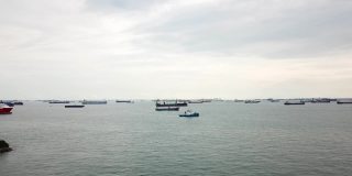 新加坡。2017年12月04日:航拍画面显示，许多货船在新加坡海峡等待进入世界上最繁忙的港口之一。拍摄分辨率为4k