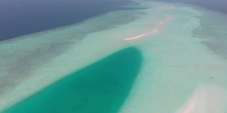无人机在热带沙洲上空飞行，蓝绿色的海水，珊瑚和白色的沙子。鸟瞰印度洋上风景如画的岛屿，马尔代夫，拉杜赫，阿利夫阿利夫环礁。热带水域中的绿色湖泊。