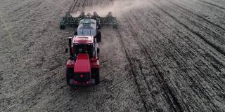 农用拖拉机或农用机械在农村农场、工业领域进行耕作