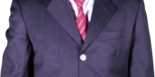 视频画面显示，一名男性企业家从西装口袋里拿着一把老式钥匙，背景是白色的