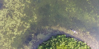 独木舟钓鱼在佛罗里达无人机拍摄