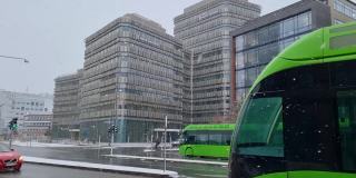 绿色电动公交车在Malm?大学，下雪的冬天