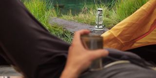 露营夏天的场景男人在帐篷里喝酒放松
