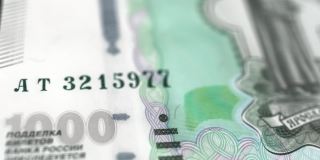 俄罗斯卢布的极端细节俄罗斯货币- 1000?俄罗斯卢布-印钱- 4K -俄罗斯联邦货币股票视频-俄罗斯卢布纸币的多莉镜头