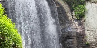 蓝脊公园路瀑布与树木和巨石