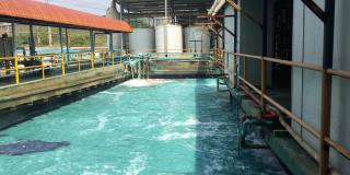 污水处理厂。贮水池用于净化污水。和水处理厂设施废水净化工业污水站