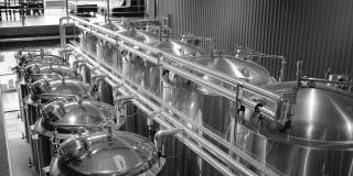民营小型啤酒厂精酿啤酒生产线。现代化的啤酒厂，用不锈钢制造的酿酒壶、管和罐