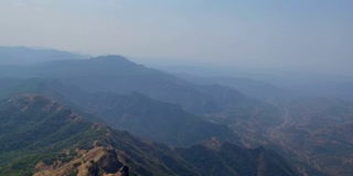 从Elphinstone点俯瞰康康地区山脉的景色。Mahabaleshwar,马哈拉施特拉邦,印度