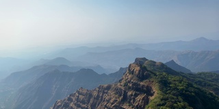 从“亚瑟之座”的角度俯瞰康康地区山脉的全景。Mahabaleshwar,马哈拉施特拉邦,印度