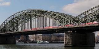 在德国科隆阳光明媚的春日里，火车驶过莱茵河上的霍亨索伦大桥