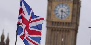 伦敦大本钟和英国国旗威斯敏斯特