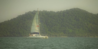 复古复古的棕褐色暖景。慢动作镜头，优雅的帆船滑行通过蓝色的蓝绿色平静的海水。热带的暑假。远洋航行的游艇。艘游艇视频
