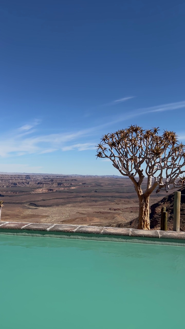 在纳米比亚的鱼河峡谷边缘的露台和游泳池