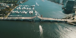 2022年2月中午，棕榈滩、佛罗里达大桥和入口水道的无人机镜头