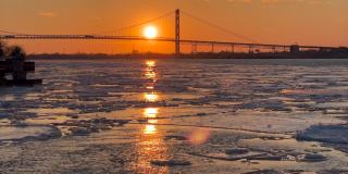 大使桥在黄昏-冰流动
