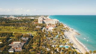 2022年2月正午佛罗里达棕榈滩的无人机镜头视频素材模板下载