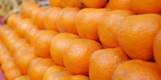 白天街边小吃摊上的新鲜多汁的橙子。顾客购买新鲜和有机水果