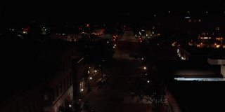 夜间内珀维尔街道令人惊叹的鸟瞰图。在伊利诺斯州，晚上小十字路口的车流量较小。夜间，无人机在伊利诺伊州内珀维尔市的城市道路上空飞行。