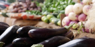 蔬菜市场有大量的有机茄子出售。卖蔬菜。蔬菜水果店摊位上的新鲜茄子