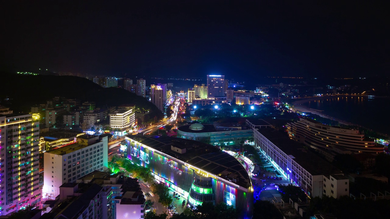 夜景照明三亚著名的大东海海滨小镇屋顶全景，4k时间推移海南岛中国