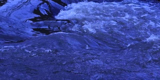 深蓝色的冷色抽象水流视频