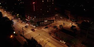 这是一张夜间芝加哥街道上一座旧汽车旅馆建筑的慢镜头。