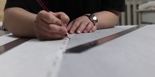 专业裁缝用铅笔制作图案