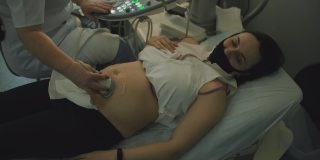 孕妇进行超声波检查