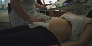 孕妇进行超声波扫描