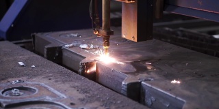高精度CNC激光焊接金属板材，高速切割，激光焊接。夹。金属切割过程采用等离子切割机。行业