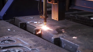 高精度CNC激光焊接金属板材，高速切割，激光焊接。夹。金属切割过程采用等离子切割机。行业视频素材模板下载