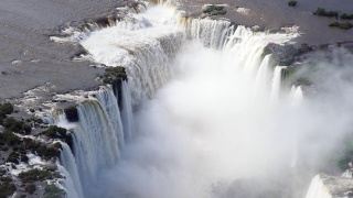 鸟瞰图中的伊瓜苏瀑布是世界上最大的瀑布系统，位于阿根廷和巴西的边界视频素材模板下载