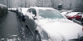 一个男人正在从他的车里移雪