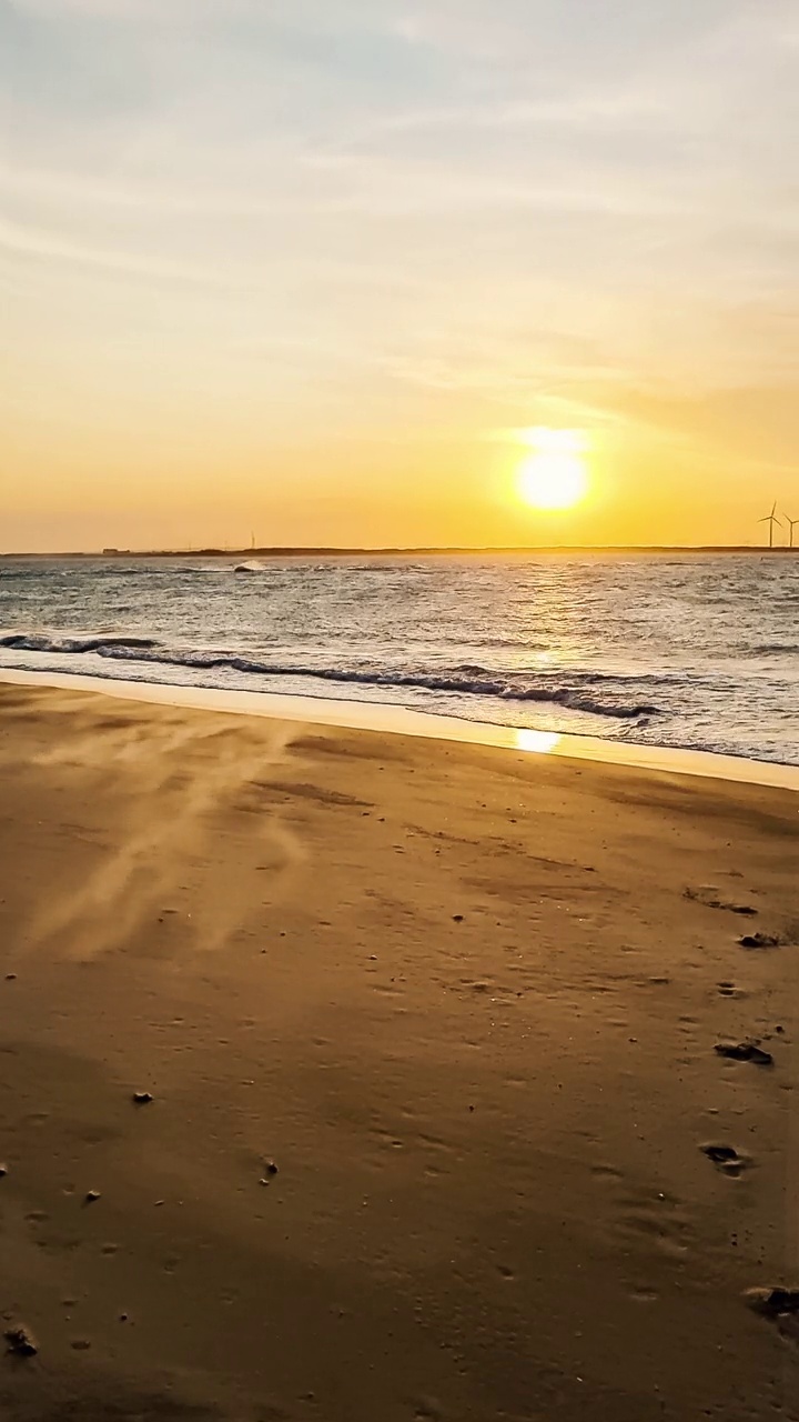 日落时分，Galinhos海滩上的沙子被风吹走